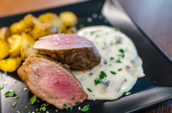 Kuvar otkrio zašto je u restoranima meso uvek sočno i mekano - tajna je u jednom sastojku