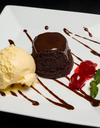 Recept za čokoladni kolač koji se topi u ustima – brz i sočan desert