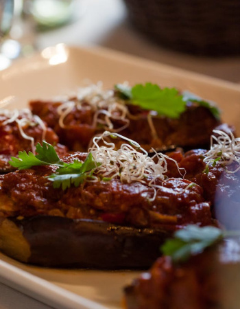 Recept za punjeni patlidžan sa mlevenim mesom i sirom – Ukusan i zasitan ručak iz rerne