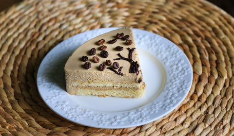 Raskošna torta sa kafom, lešnicima i vanilom