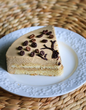 Raskošna torta sa kafom, lešnicima i vanilom