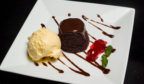 Recept za čokoladni kolač koji se topi u ustima – brz i sočan desert