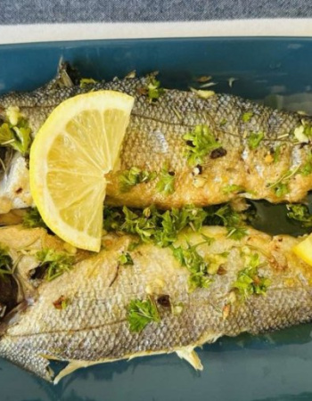 Brancin iz rerne sa belim lukom, limunom i ruzmarinom: Mediteran na vašem tanjiru