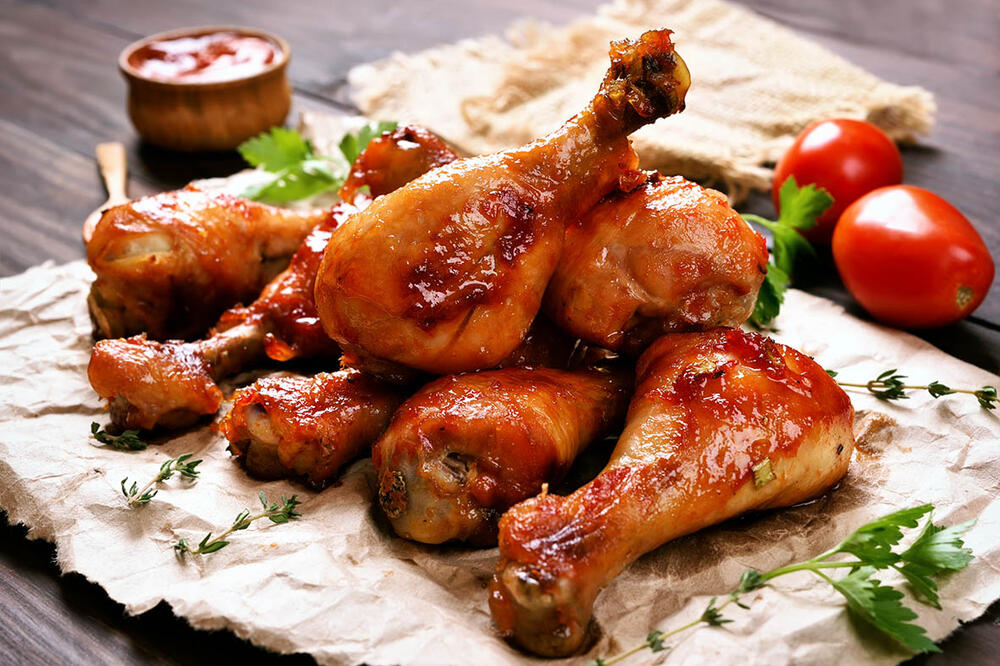 BATACI U SOSU OD PIVA I MEDA: Aromatična glazura daje piletini PIKANTAN ŠMEK, recept savršen za ručak ili večeru (VIDEO)