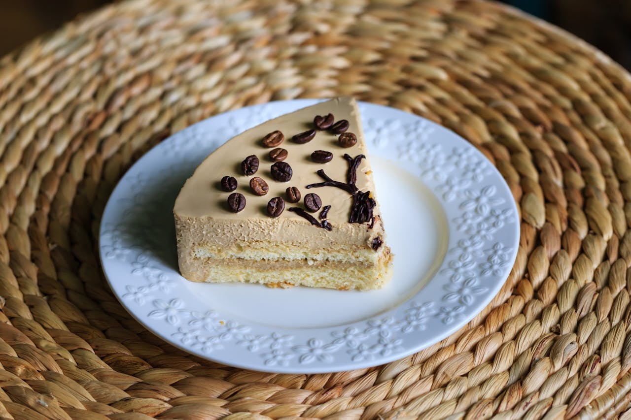 Raskosna torta sa kafom, lesnicima i vanilom