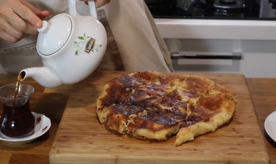 Žena iz Turske pokazala kako se sprema burek u tiganju za 15 minuta: Kaže da je bolji od onog iz pekare