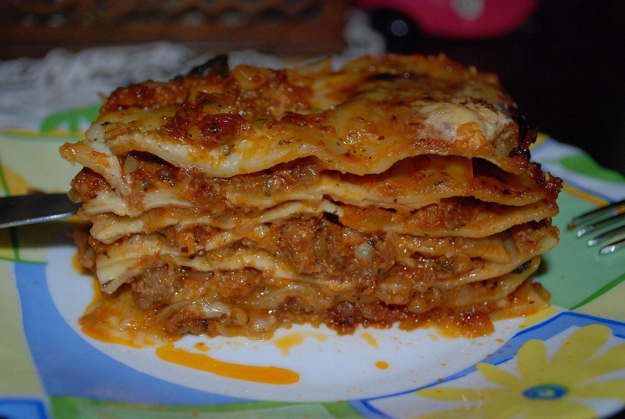 Recept za domaće lazanje sa ragu (bolonjez)  sosom i bešamelom – tradicionalne italijanske lazanje iz rerne