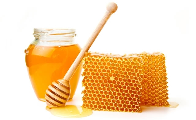 Najčešći mitovi o medu - da li sme da se jede metalnom kašikom, koliko masnoće sadrži, da li se kvari...