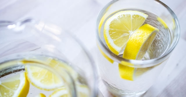 11 razloga da češće pijete mlaku vodu s limunom