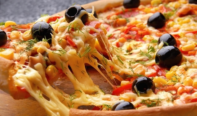 Da li znate koliko masnoće i kalorija možete skinuti salvetom s pice?