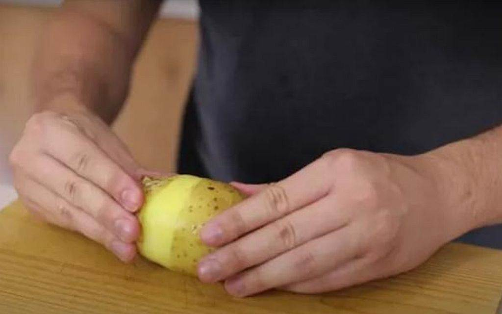 Jednostavan trik kako najlakše da oljuštite krompir (VIDEO)