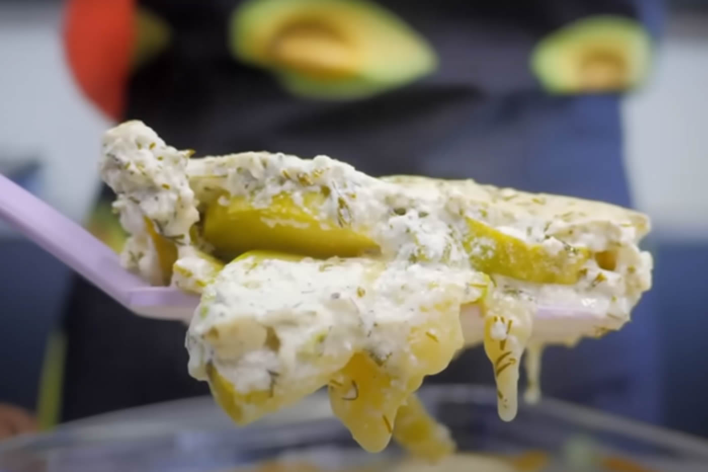 Zapečene tikvice prelivene pavlakom i sirom: Brzo i zdravo jelo iz rerne (VIDEO)