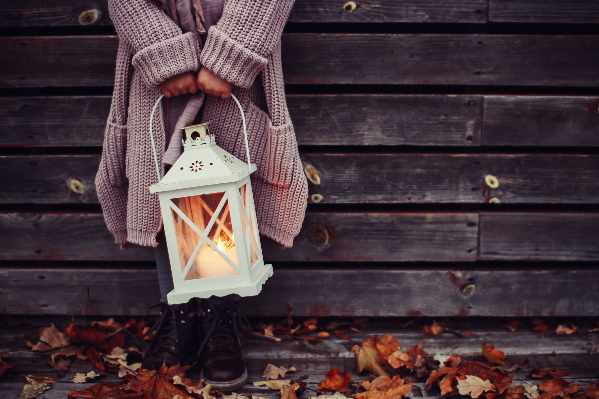 Photo by Daiga Ellaby on Unsplash Komadi odeće koji će upotpuniti svaki jesenji stajling