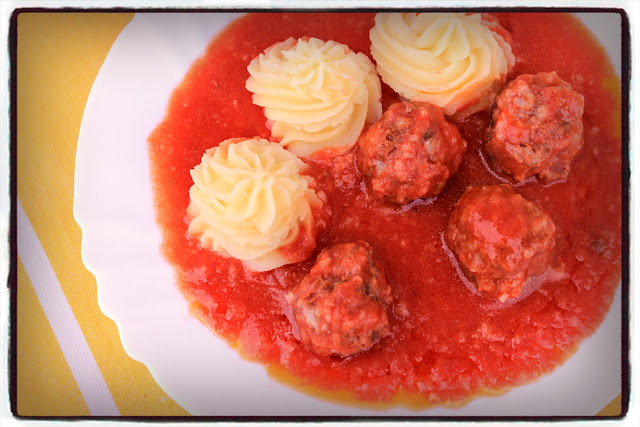 Ćufte u paradajz sosu - Klasično jelo koje se brzo i lako pravi (VIDEO)