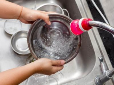 Kako da olakšate pranje sudova i zašto je bolje da ih perete ručno?