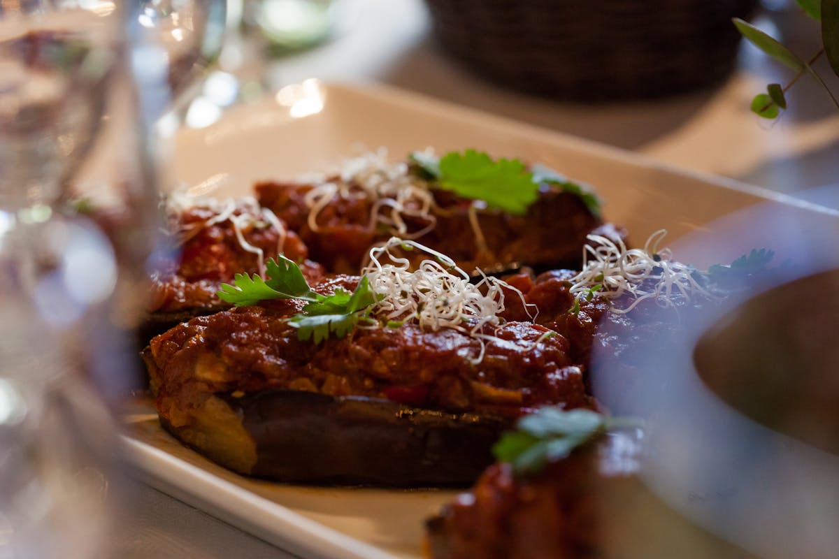 Recept za punjeni patlidžan sa mlevenim mesom i sirom – Ukusan i zasitan ručak iz rerne