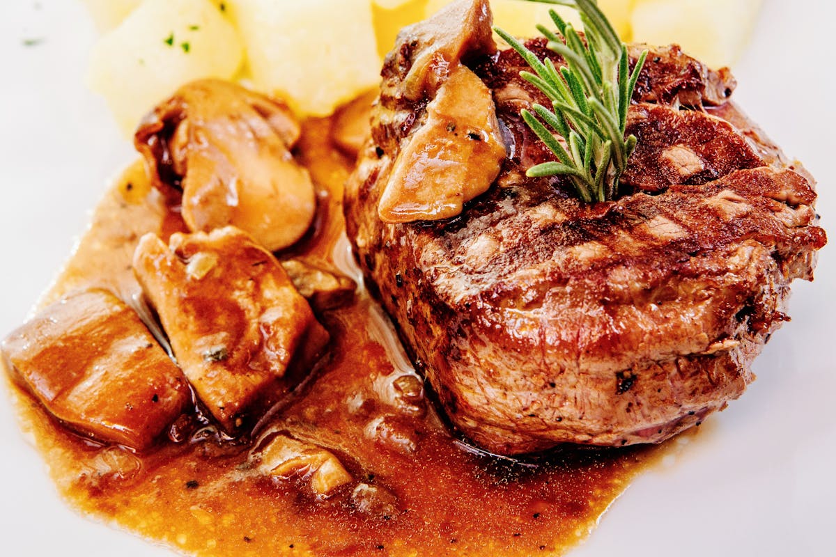 Juneće šnicle u sosu koje se tope u ustima – klasičan recept iz domaće kuhinje