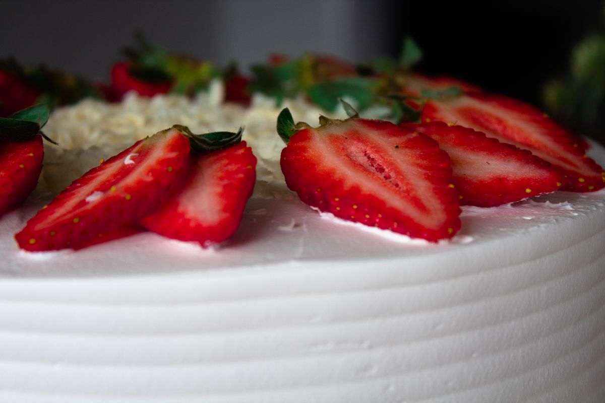 Torta sa jagodama i kremom – bogata domaća torta sa tri fila