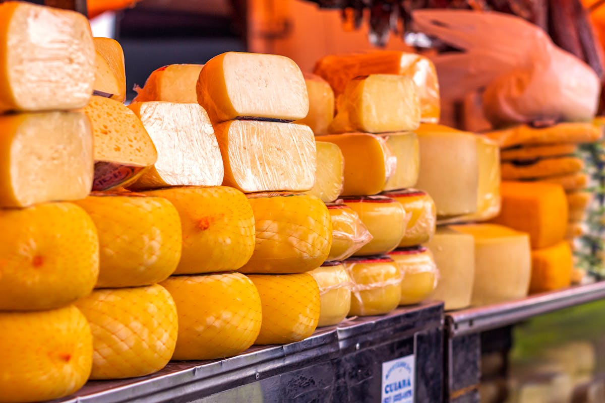 "Izgleda kao sir, a nema veze s njim": Evo kako da prepoznate „LAŽNI SIR“ u marketima