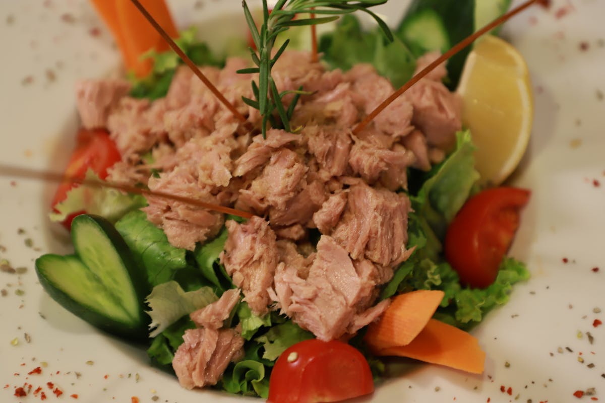 Salata sa tunjevinom i pasuljem – brz, zdrav i ukusan obrok