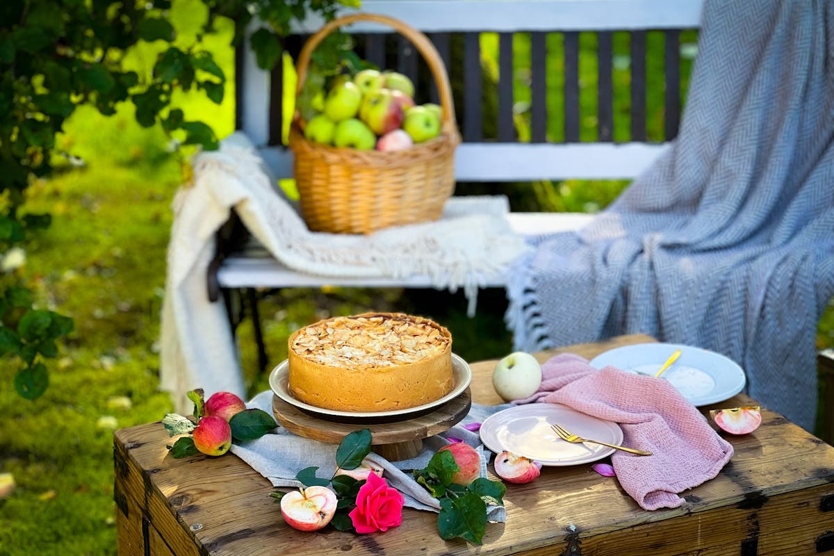 Sočna torta sa jabukama i sirom – domaći kolač sa mrvicama i cimetom